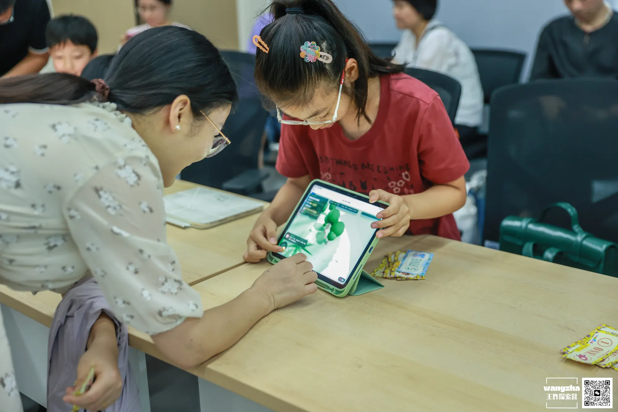 学生专注操作并展示项目作品
