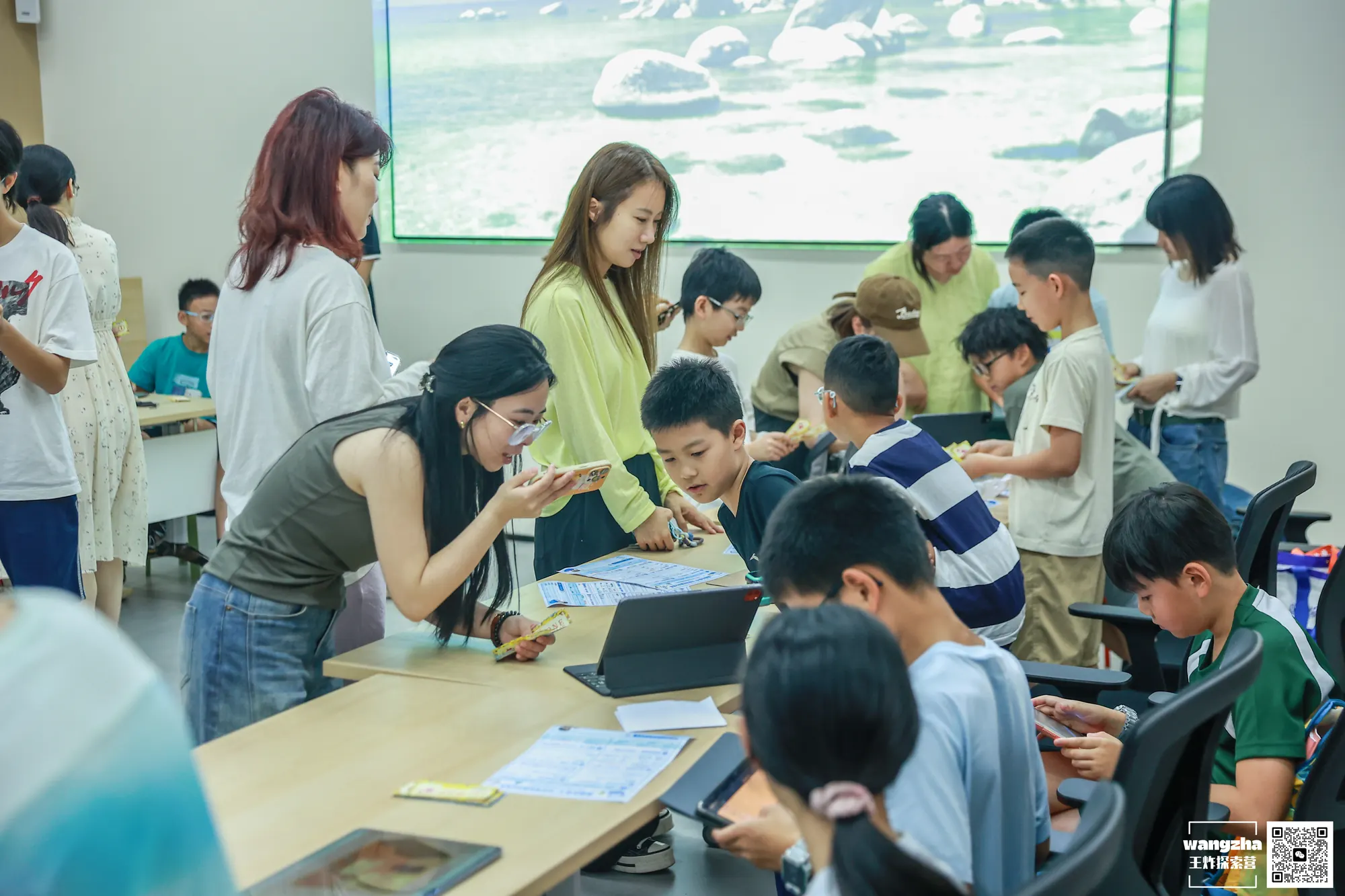 学生在课堂中协作推进项目