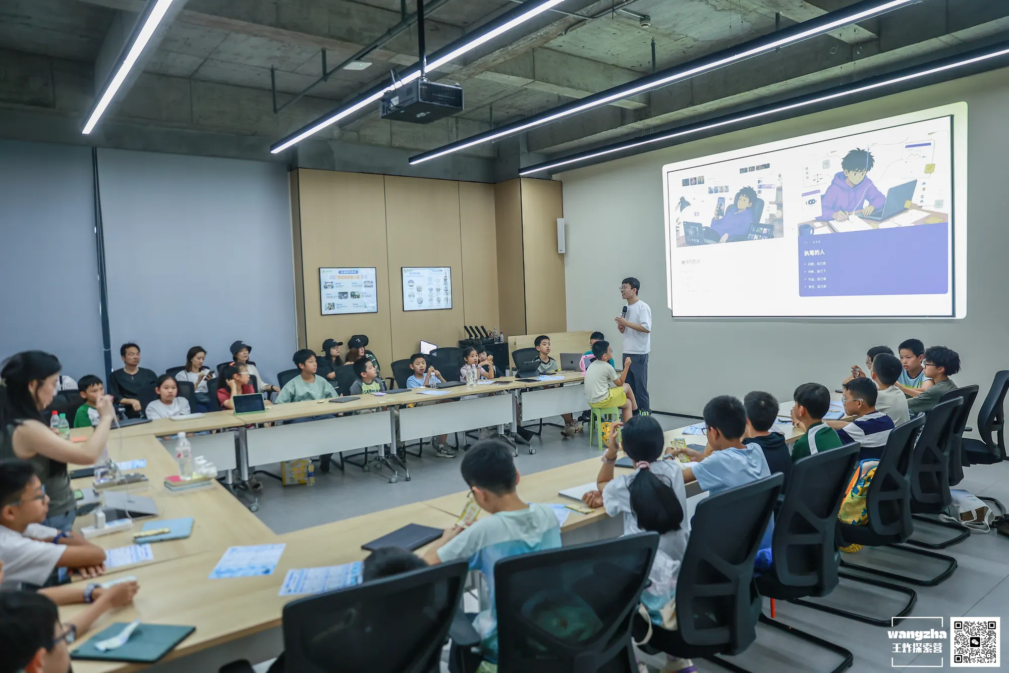 学生进行 AI 项目成果路演