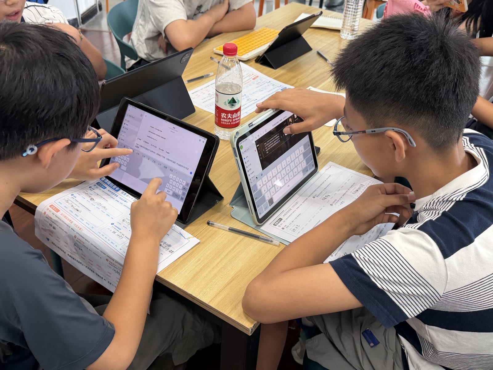 学生使用平板电脑协作完成项目任务