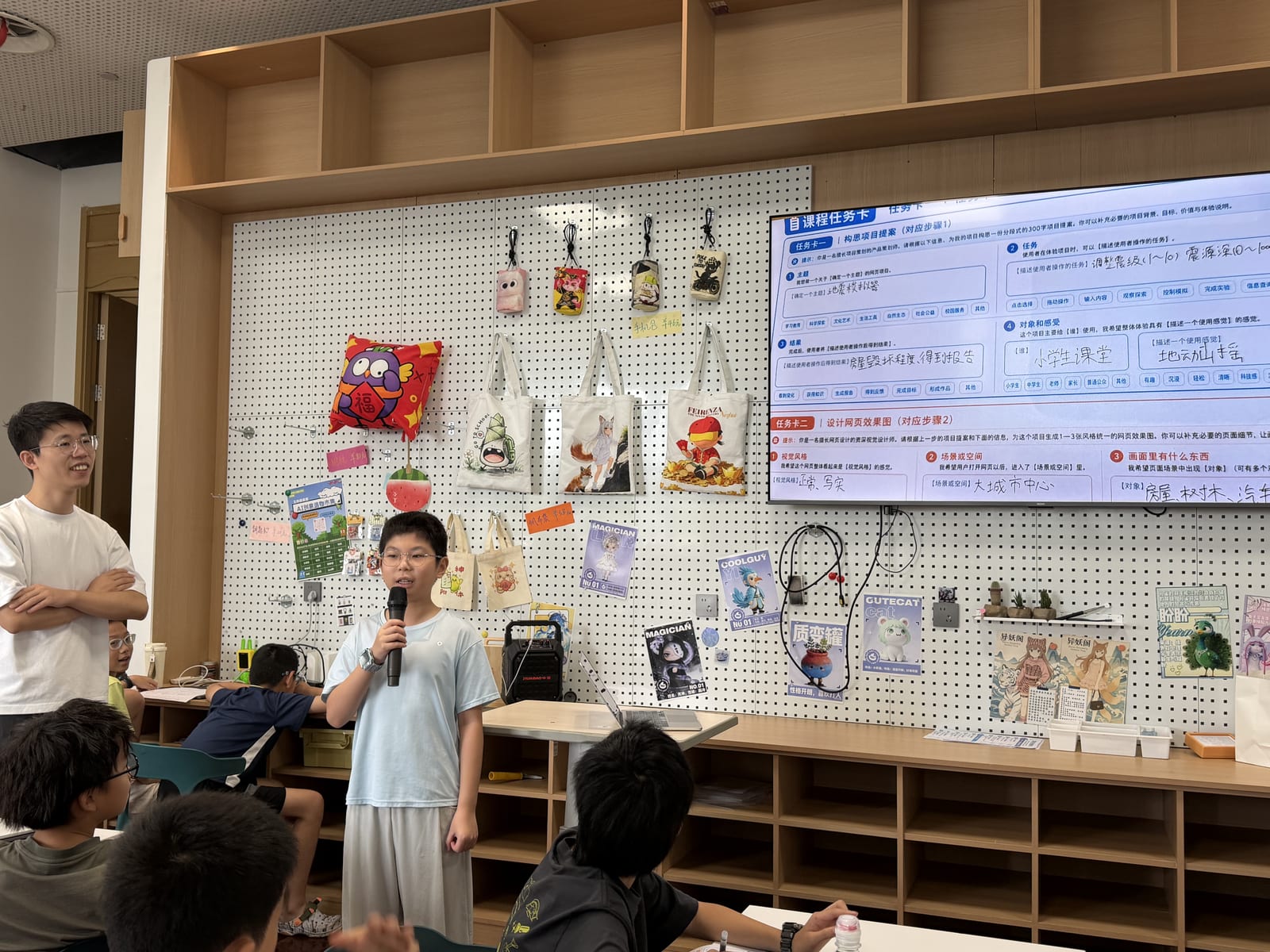 学生结合项目任务卡完成成果分享
