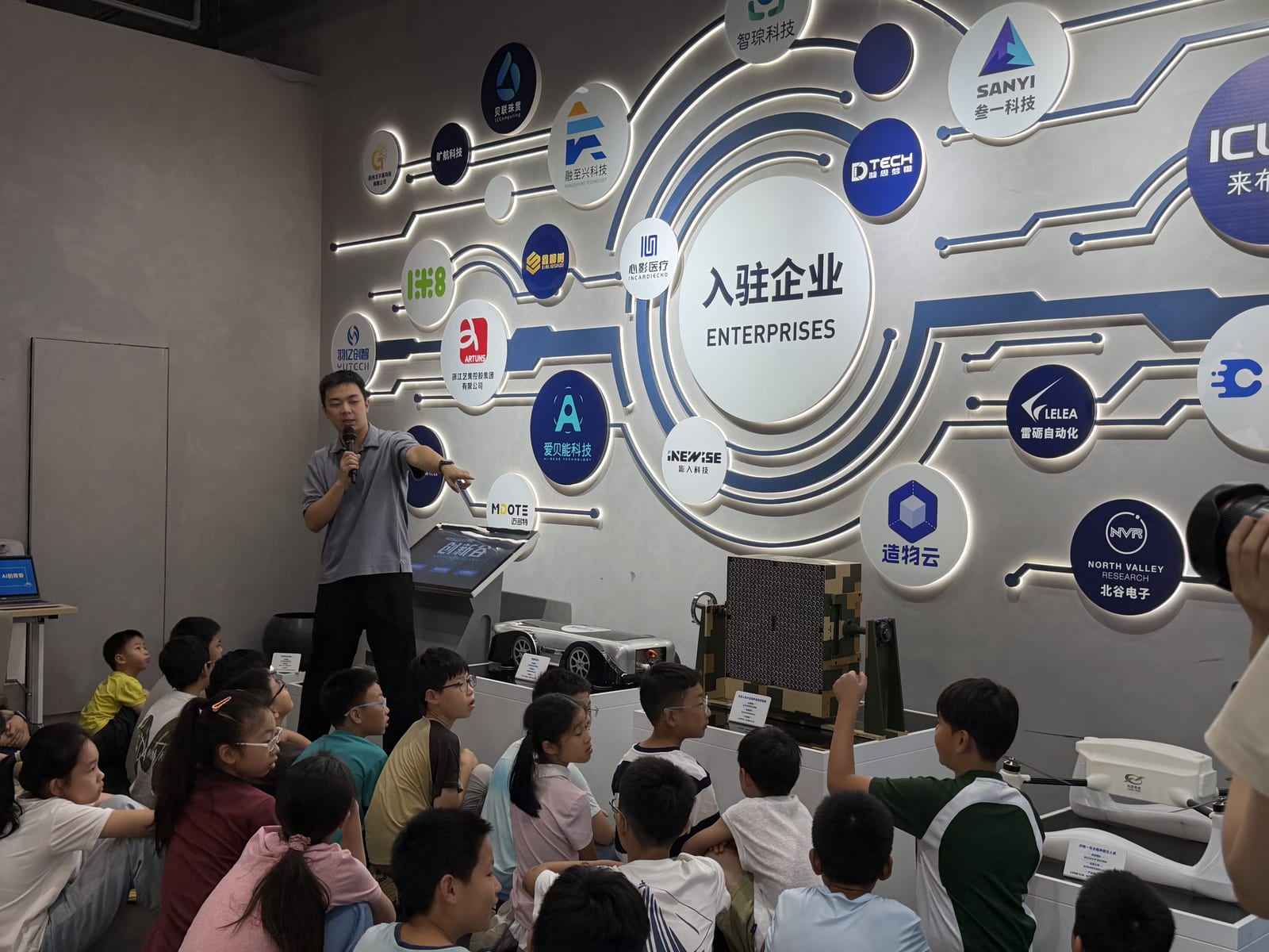 学生在科技展示场景中拓展学习